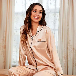 Conjunto de Pijama Cetim +BRINDE: 1 Par de Meias Peluciadas [Compre 1 Leve 2] FEMININO - ROUPAS - PIJAMA 1 Dm Stores 